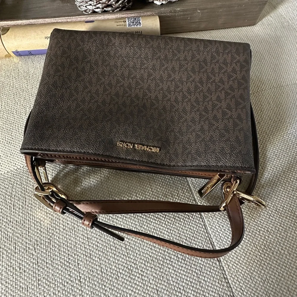 Michael Kors- Signature Crossbody Monogram Print - Picture 5 of 5